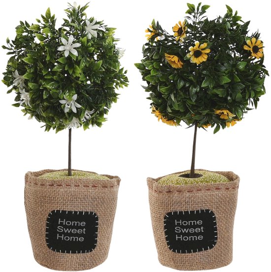 Twee decoratieve potplanten met groene bladeren, één met witte bloemen, de ander met gele bloemen. Beide in jute potten met 'Home Sweet Home'.