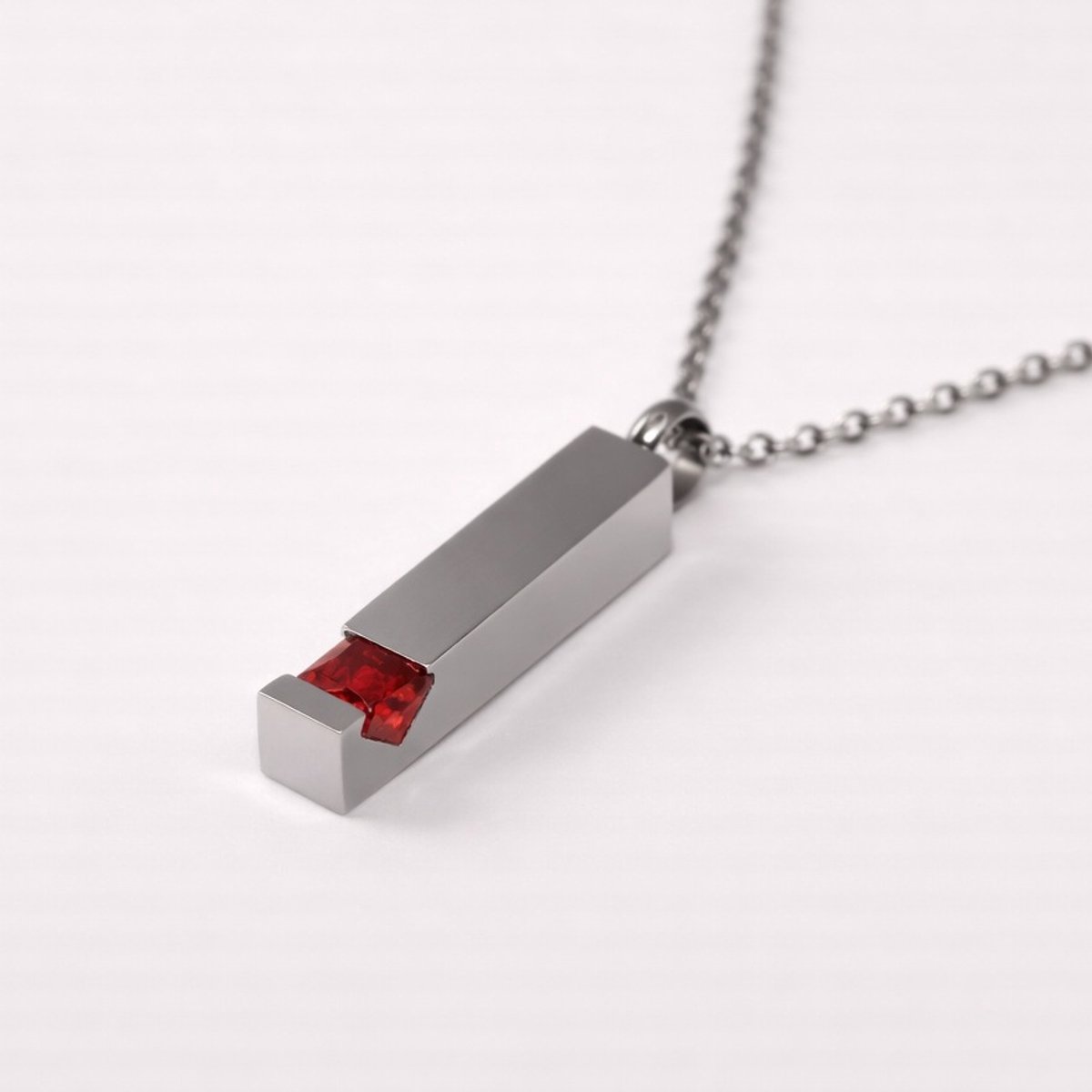 Assieraad - Ashanger - Ashanger met ketting - Mini urn - Geboortesteen Robijn - Juli - Zilverkleurig