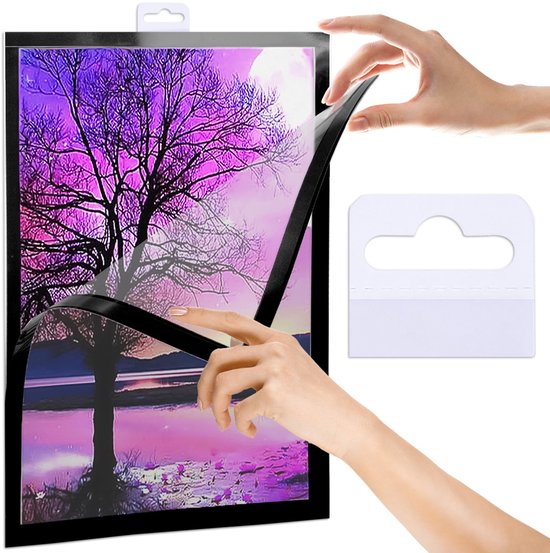Magnetische lijst met een afbeelding van een diamant schilderij van een boom bij zonsondergang. Een hand opent de lijst. Een hangende kaart ernaast.