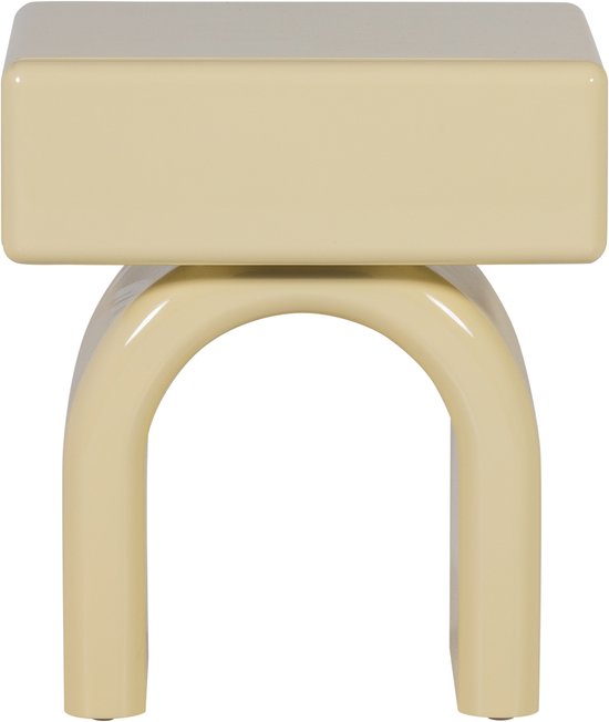 Gele bijzettafel met boogvormige poot en een rechthoekig blad.