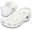 Een paar witte Crocs Clogs met bandjes om de enkel omhoog of omlaag te dragen.