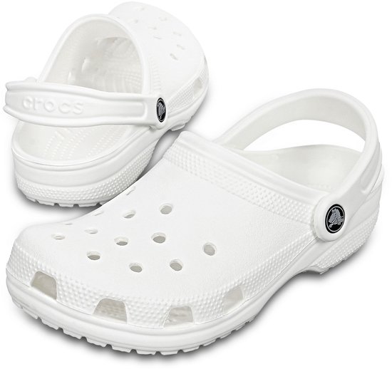 Een paar witte Crocs Clogs met bandjes om de enkel omhoog of omlaag te dragen.