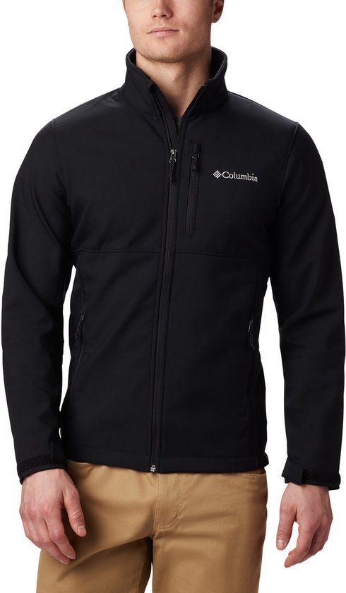 Veste softshell Columbia noire zippée, portée par un homme.