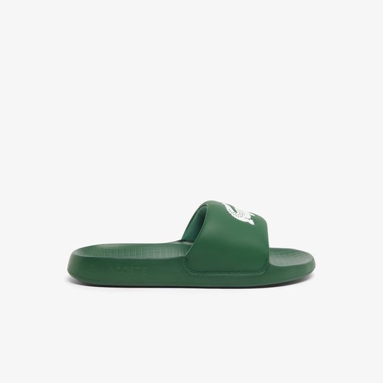 Zijanzicht van een donkergroene Lacoste slide met een wit krokodillenlogo op de band en het Lacoste-logo op de zool.