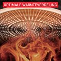 Close-up van de bodem van een pan met de tekst OPTIMALE WARMTEVERDELING boven vlammen.