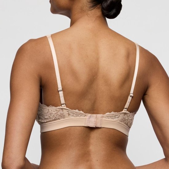 Achterkant van nude kanten bralette met verstelbare bandjes en sluiting.