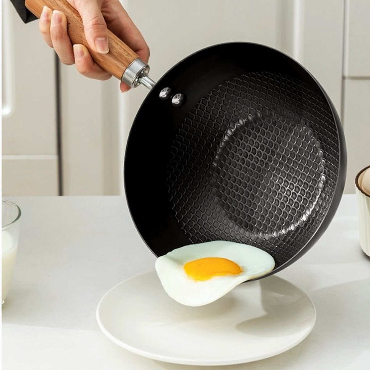 Traditionele Smeedijzeren Wokpan 20 cm met Visgraat Non-Stick Coating - Geschikt voor Inductie Gas Elektrisch en Keramisch Koken