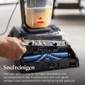 Een hand verwijdert een met vuil bedekte borstelrol uit een BISSELL PowerWash HydroSteam tapijtreiniger.