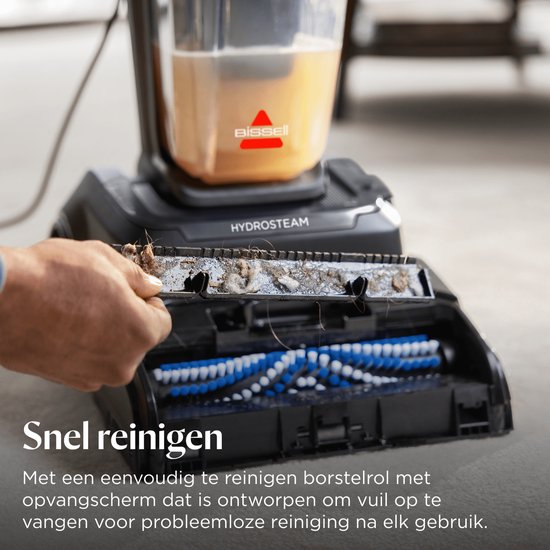 Een hand verwijdert een met vuil bedekte borstelrol uit een BISSELL PowerWash HydroSteam tapijtreiniger.