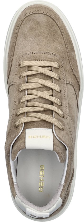 Bovenkant van een taupe suède sneaker, met veters en Rehab logo op de tong.