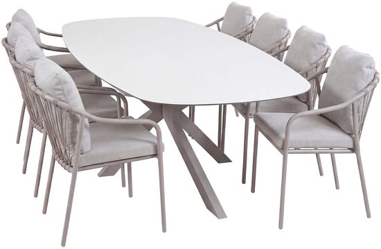 Ovale tuintafel met 8 grijze tuinstoelen met stoffen zitting en kussens.