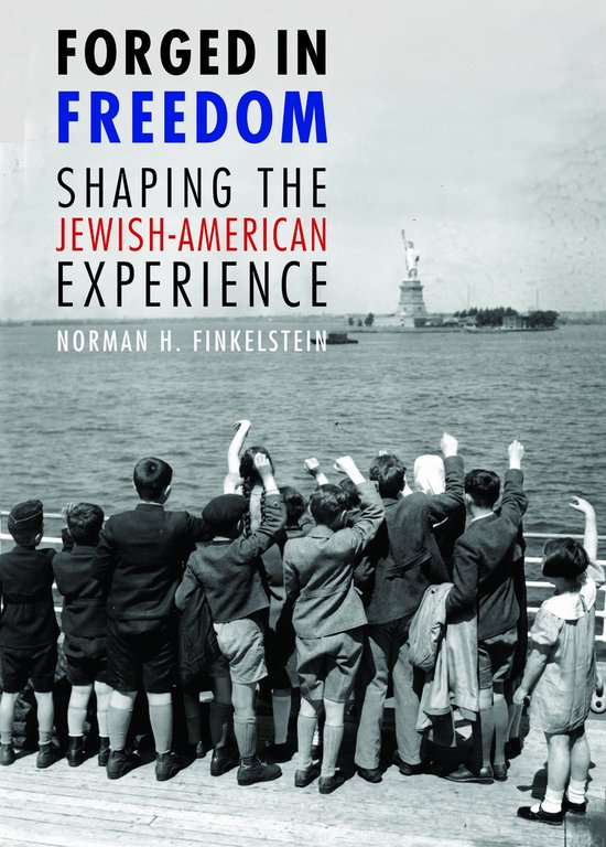 Boek "Forged in Freedom" met op de voorgrond een groep kinderen die naar de Statue of Liberty kijken, met de tekst "SHAPING THE JEWISH-AMERICAN EXPERIENCE".