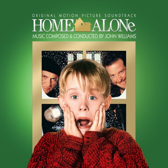 Jongen met rode trui, wijd open mond, handen aan de wangen. Achtergrond toont twee mannen en een kerstboom. 'Home Alone' soundtrack.