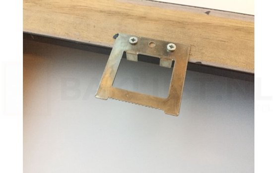 Metalen ophanghaak met twee schroeven aan een houten lijst.