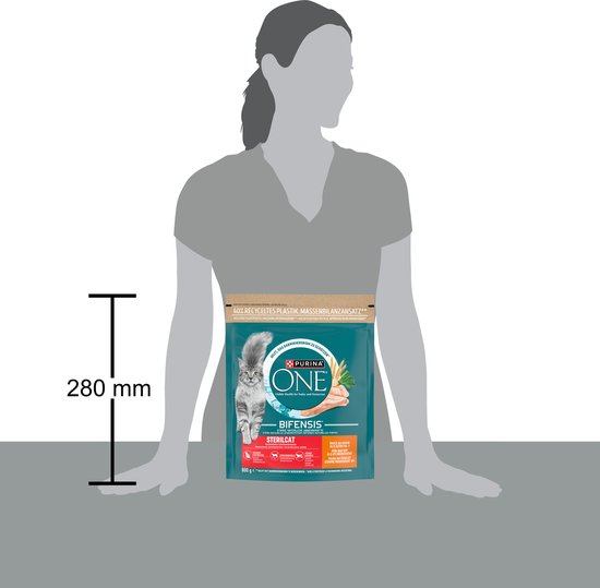 Een vrouw houdt een verpakking Purina One Sterilcat kip 800g vast.