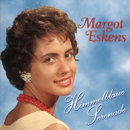 Margot Eskens met rode kralenketting, tegen een hemelsblauwe achtergrond, met de tekst 'Margot Eskens Himmelblaue Serenade'.