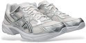 Een paar witte Asics Gel-1130 sneakers met zilverkleurige accenten en witte veters.