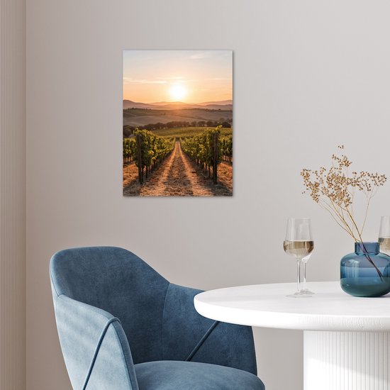 Een poster van een wijngaard bij zonsondergang in een slaapkamer.