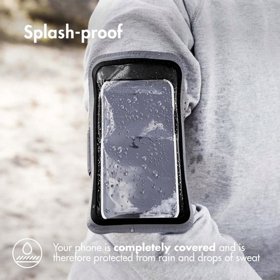Grijze sportarmband om een arm gedragen, met een telefoon erin die nat is van de regen. Tekst 'Splash-proof' staat bovenaan.