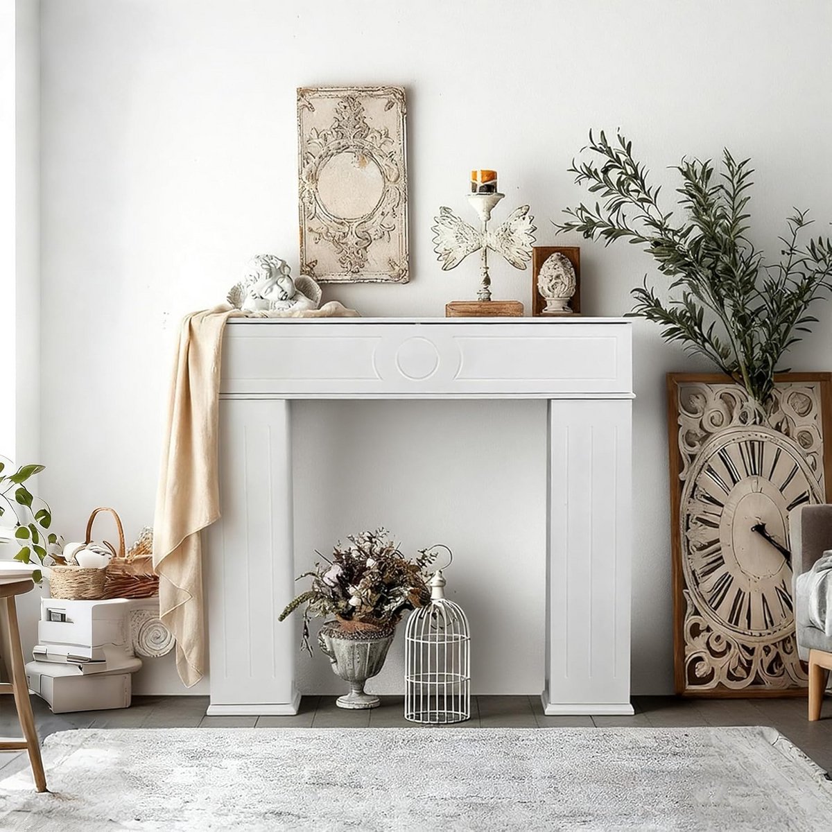 Decoratieve Haardombouw met Drie Deuren en Opbergruimte
