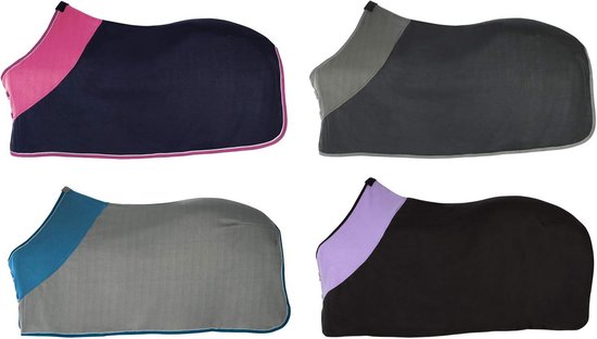 Vier polaire dekens in verschillende kleuren: marineblauw met roze, grijs, grijs met blauw, zwart met paars. Randen met witte bies.