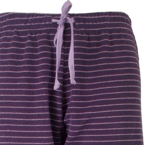 Gedetailleerde weergave van de tailleband van een paarse pyjamabroek met horizontale strepen en een strik.