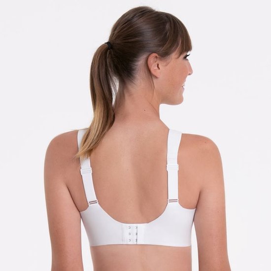 Achterkant van een model met een witte Anita Active sportbeha, verstelbare bandjes.