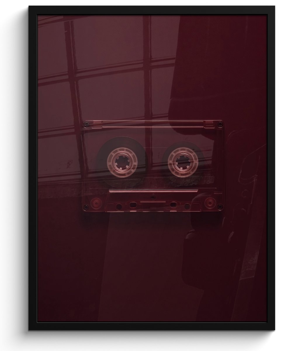 FrameYourWall Poster in lijst - Fotolijst 50x70 cm - Posters - Casteband - Bordeaux - Vintage - Posterlijst zwart - Decoratie - Wanddecoratie woonkamer - Muurdecoratie slaapkamer Cassetteband - Vintage