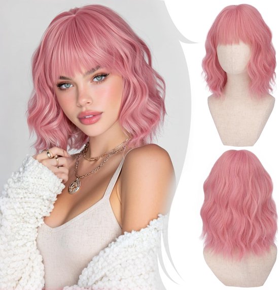Model met roze, golvende pruik met pony en gouden ketting.