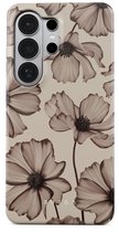 Telefoonhoesje met een beige achtergrond en bruine bloemenprint. Met de tekst BURGA.