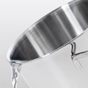 Water dat uit een RVS steelpan wordt gegoten