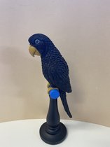 Polyresin papegaai op standaard - zwart - hoogte 32x10x10 cm - Decoratieve beelden - Woonaccessoires