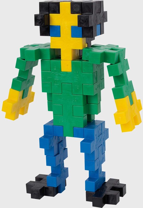 Een staande Plus-Plus figuur met groen lichaam, blauwe benen, gele handen en een zwart, geel en blauw hoofd.