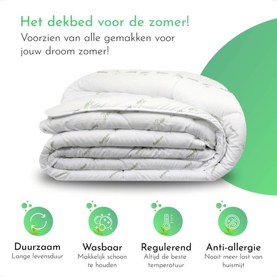 Witte zomerdekbed met een subtiel groen bamboe bladpatroon, opgevouwen. Iconen voor duurzaam, wasbaar, regulerend en anti-allergisch.