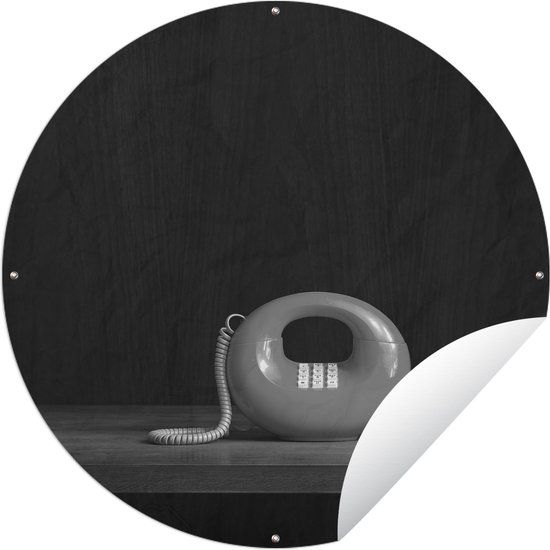 Tuincirkel Een retro telefoon op een houten tafel - zwart wit - 120x120 cm - Ronde Tuinposter - Buiten XXL / Groot formaat!