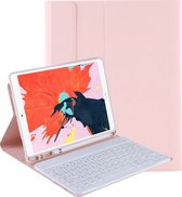 Mobigear - Tablethoes geschikt voor Apple iPad Air 5 (2022) Hoes | Mobigear Keys QWERTY Bluetooth Toetsenbord Bookcase + Stylus Houder - Roze