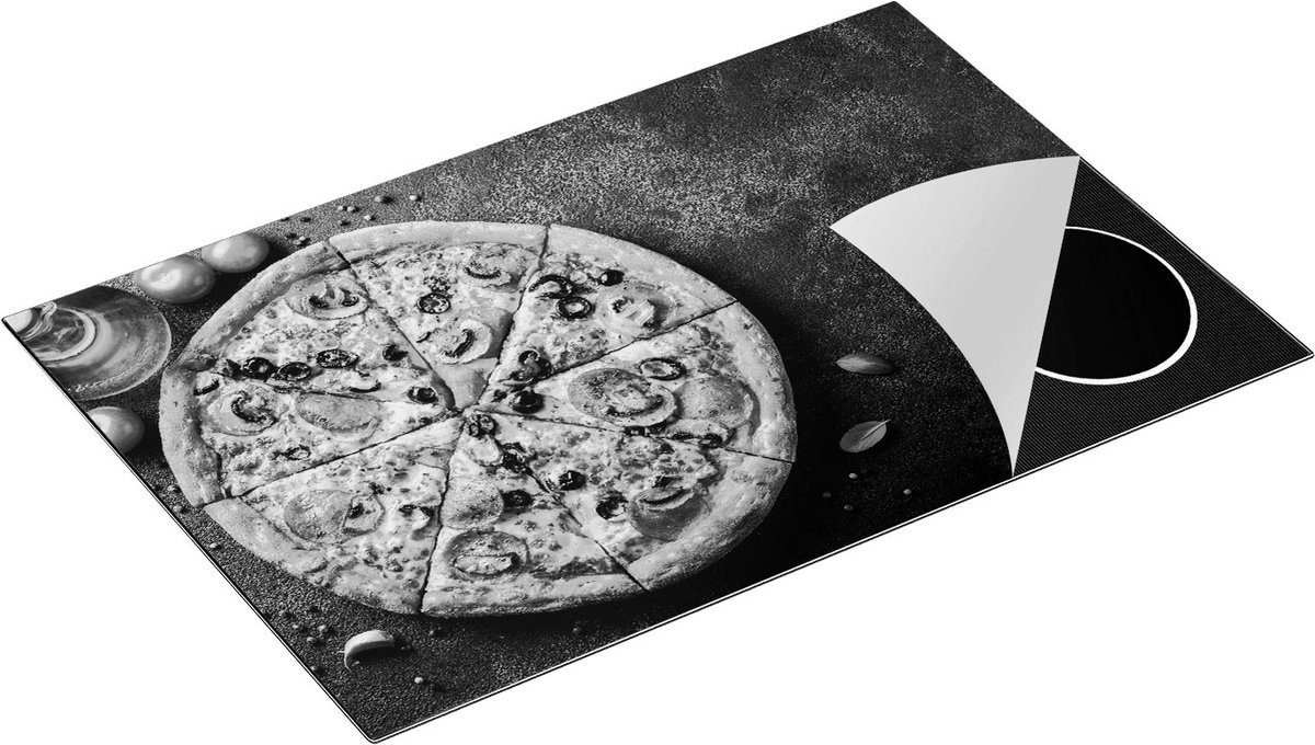 Chefcare Inductie Beschermer Pepperoni Pizza op een Zwarte Marmeren Plaat - Zwart Wit - 80x55 cm - Afdekplaat Inductie - Kookplaat Beschermer - Inductie Mat