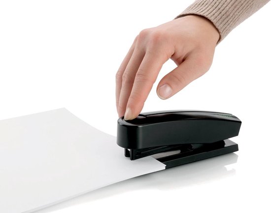 Hand op zwarte nietmachine die papier niet.