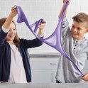 Deux enfants jouent avec de la colle à paillettes violette.