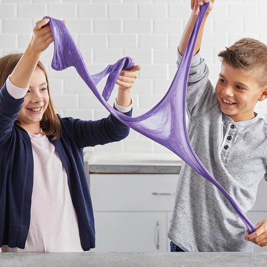 Deux enfants jouent avec de la colle à paillettes violette.