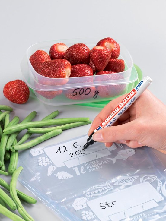 Hand schrijft "12.6. 250" op een diepvrieszak met een Edding 8000 vriesmarker.