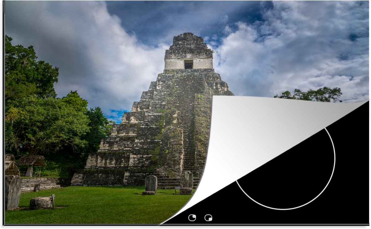 KitchenYeah® Inductie beschermer 78x52 cm - Vooraanzicht grote piramide van Tikal in Guatemala - Kookplaataccessoires - Afdekplaat voor kookplaat - Inductiebeschermer - Inductiemat - Inductieplaat mat