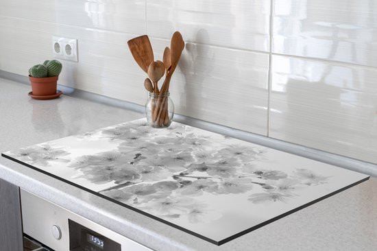KitchenYeah® Inductie beschermer 80x52 cm - Close-up van de bloesem van een kersenboom - zwart wit - Kookplaataccessoires - Afdekplaat voor kookplaat - Inductiebeschermer - Inductiemat - Inductieplaat mat