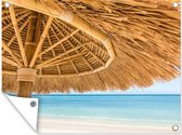 Tuinposter - Strand - Parasol - Riet - Zee - Tropical - 80x60 cm - Tuinposter buiten - Wanddecoratie - Tuindecoratie - Muurdecoratie - Tuindoek - Buitenposter