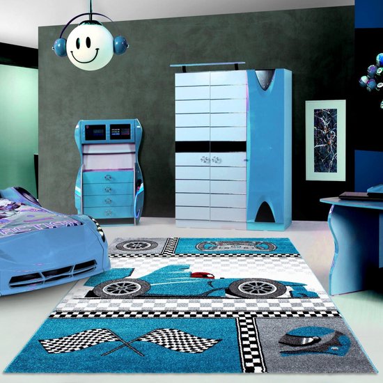 Chambre d'enfant avec un tapis bleu sur le thème des voitures de course, complet avec une voiture de course, des drapeaux à damier et un casque.