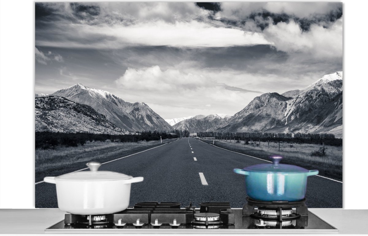 KitchenYeah - Spatscherm - Natuur - Bergen - Weg - Lucht - Zwart wit - 120x80 cm - Muurbeschermer