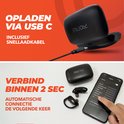 Oplaadcase met USB-C kabel aangesloten. Daaronder een smartphone met oordopjes.