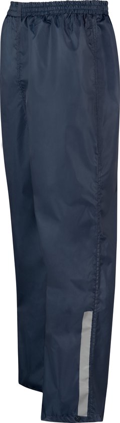 Zijaanzicht van een donkerblauwe regenbroek met reflecterende streep onderaan de pijp.