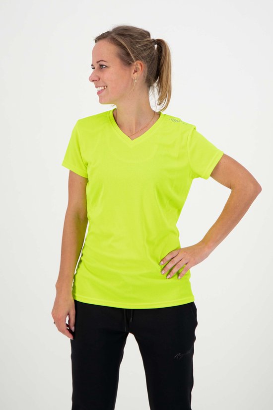 Model in een fluo geel sportshirt met korte mouwen en V-hals, staand met hand in zij.