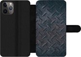 Bookcase Geschikt voor iPhone 11 Pro telefoonhoesje - Roest print - Metaal - Plaat - Met vakjes - Wallet case met magneetsluiting